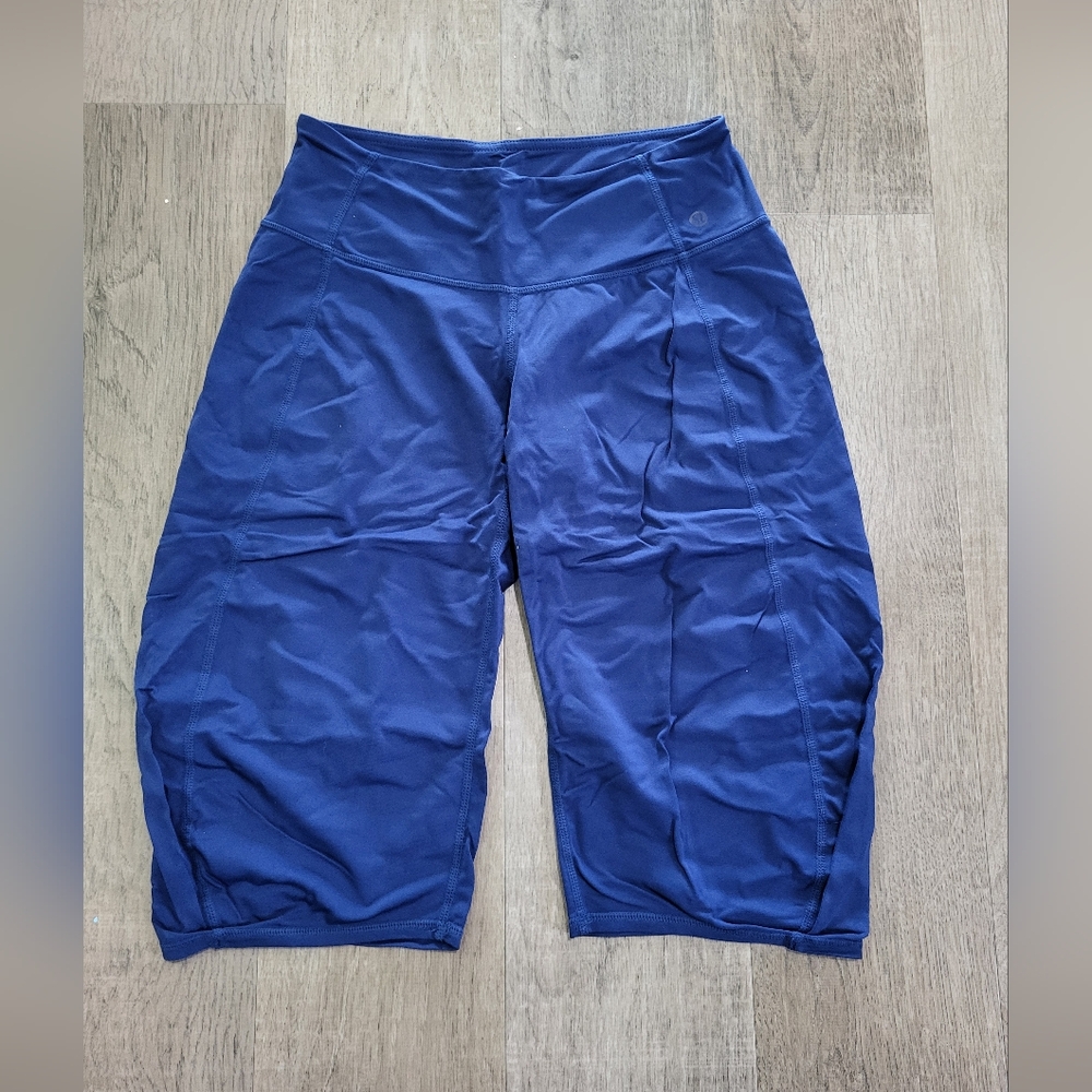 Lululemon size 4 crops, knee length shorts, low rise, blue, workout, VGUC